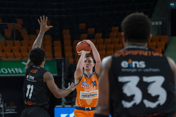 她曾在去年 她曾在去年